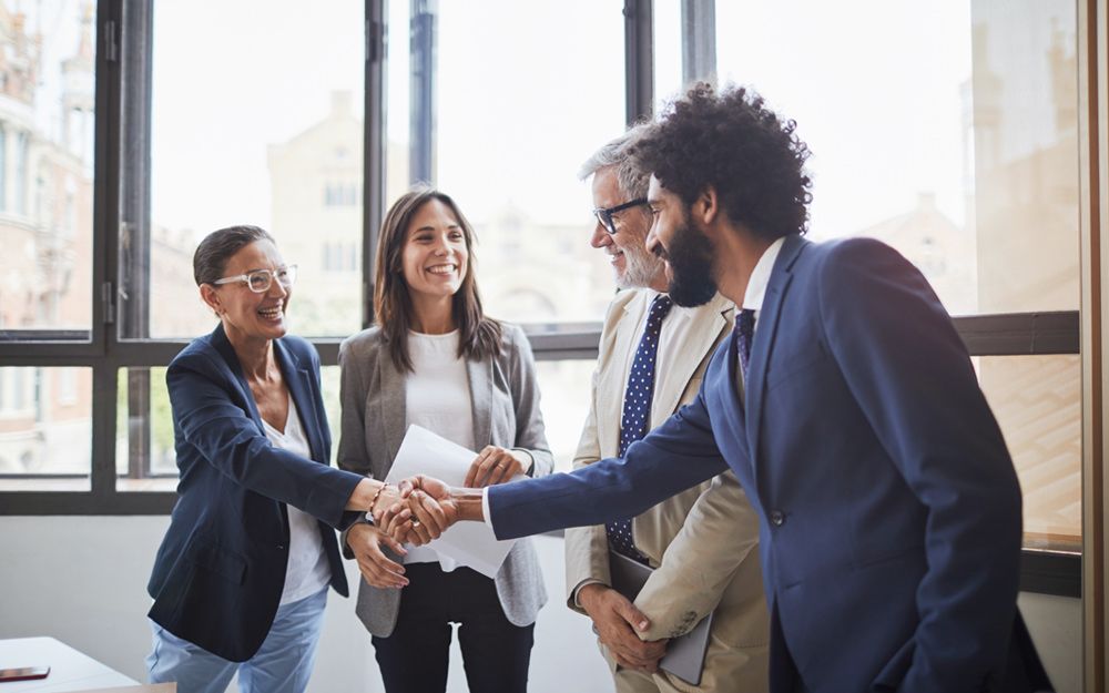 Un nouveau cadre est accueilli avec joie dans l'entreprise après avoir été recruté par TalentWorld, une agence de recrutement.